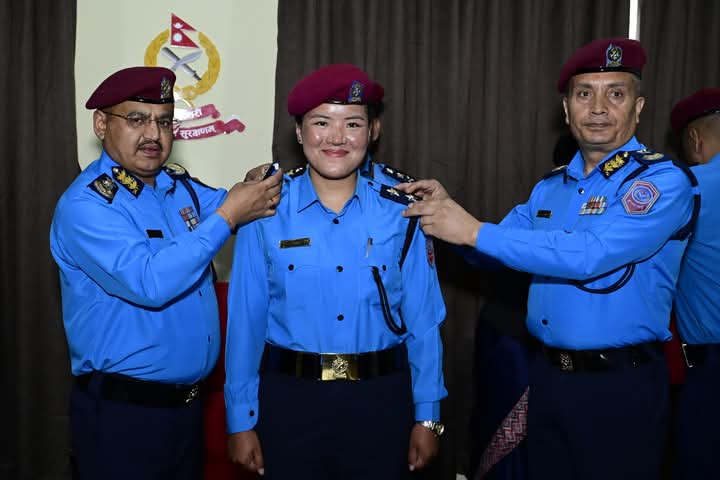 प्रहरी नायव निरीक्षक शेर्पा दर्ज्यानी चिन्हद्वारा सुशोभित ।